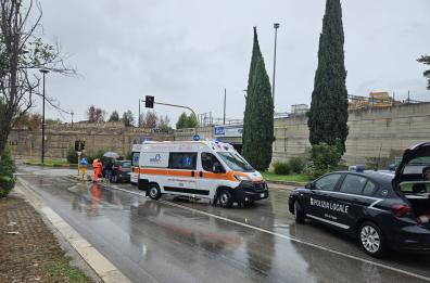 Auto contro furgone in viale Fortore a Foggia, un ferito in codice rosso