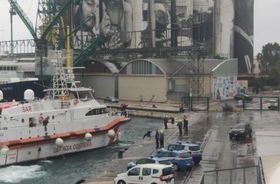 Bari, arrivata in porto la motovedetta con i 12 migranti dall'Albania: sbarcati e condotti al Cara. «Impauriti e sotto choc»