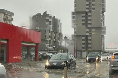 Il maltempo sferza il sud Italia: in Basilicata è allerta arancione, bomba d'acqua a Taranto: traffico interdetto su Viale Jonio