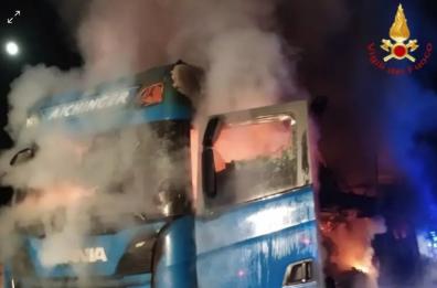 Bisarca carica di auto a fuoco in autostrada nella Bat: tutti i mezzi distrutti