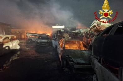 Fiamme in un'azienda di autodemolizioni nel Salento: auto e pezzi di ricambio bruciati