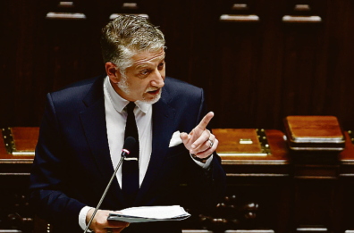 Giuli, il pensiero solare e quella sinistra esperta solo di meme