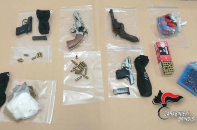 Armi nascoste in un vano nel caminetto di casa e cocaina nel bagno: arrestato 47enne a Francavilla Fontana