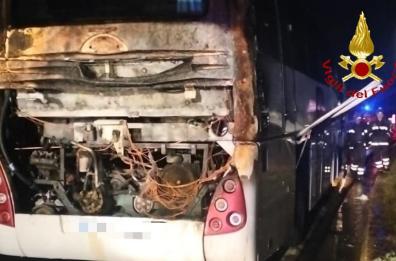A fuoco pullman di una squadra giovanile di calcio nel Materano di ritorno da una trasferta: nessun ferito
