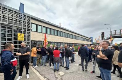 Taranto, presidio Usb davanti a direzione ex Ilva in attesa della visita della ministra Calderone