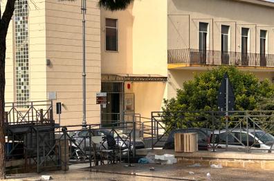 Taranto, nell’«altra Città vecchia» ostaggi di rifiuti e puzza
