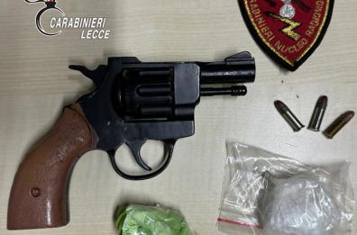 Cerca di fuggire alla vista dei cc ma viene bloccato con la cocaina in bocca: arrestato a Lecce