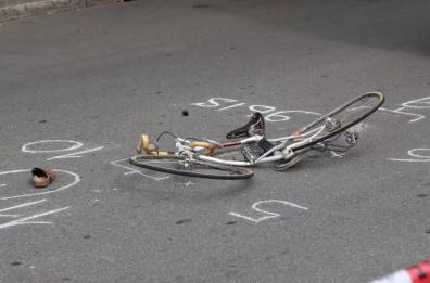 Con la bici contro la portiera dell'auto: dopo 10 giorni di agonia muore 35enne salentino