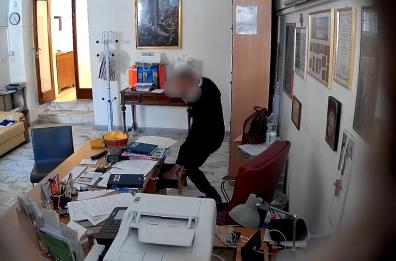 Ruvo, entra in sacrestia e ruba 900 euro da un cassetto: il parroco pubblica video sui social