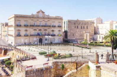 Taranto, per la «nuova» piazza Castello arriva l'ok al progetto di restyling