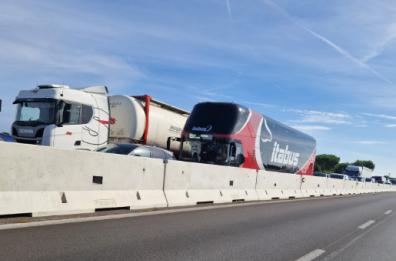 Scontro fra due auto sulla SS16 a Torre a Mare, statale chiusa in direzione Nord