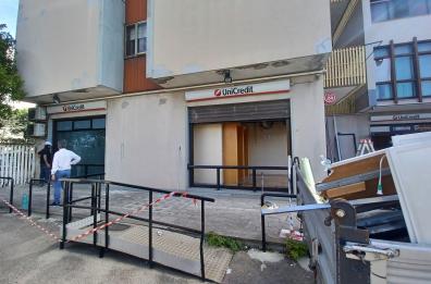 Bari, assalto nella notte alla filiale Unicredit in via Buozzi: bancomat esplode, ladri via col bottino