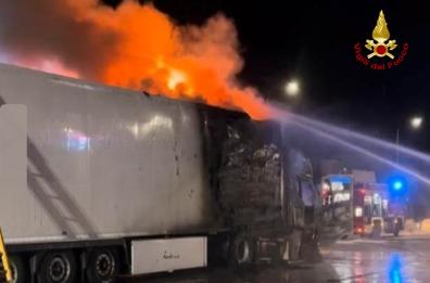 Gioia del Colle, tir in fiamme in stazione di servizio: salvo l'autista