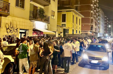 Bari, scatta la mezzanotte e l'Umbertino si svuota: dopo l'ordinanza del sindaco, la movida si sposta nel Murattiano