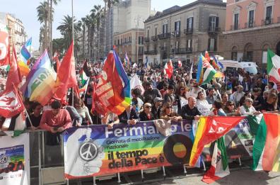Bari bloccata dal corteo per dire no alle guerre: partono i fischi contro il governo VIDEO