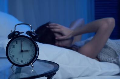 Ora solare in arrivo, ma scatta il rischio insonnia. Ecco il menù salva sonno 