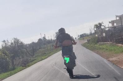 Porto Cesareo, impenna sulla moto ma alle sue spalle c'è il comandante: la denuncia sui social della polizia
