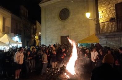 Fuochi, grano e memoria: la notte pugliese che unisce vivi e morti tra devozione, poesia e rito contadino Fuochi, grano e memoria: la notte pugliese che unisce vivi e morti tra devozione, poesia e rito contadino
