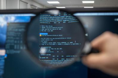 Così gli hacker di Milano facevano pedinare le loro vittime nelle strade di Japigia. «Localizzati grazie ai cellulari». Indagato investigatore barese