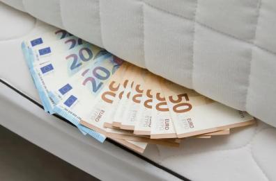 Nascondeva i soldi nel materasso ma la badante lo getta via: dentro c'erano 50mila euro