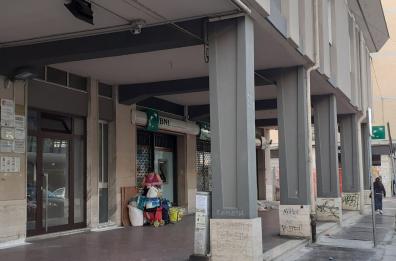 Bari: in via Capruzzi povertà, degrado e incuria: i portici regno dei bivacchi