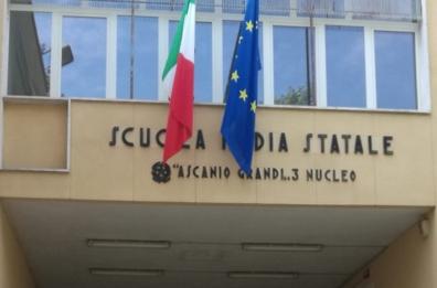 Lecce, maxi furto a scuola: Bpp regala all'Ascanio Grandi pc e lavagne interattive