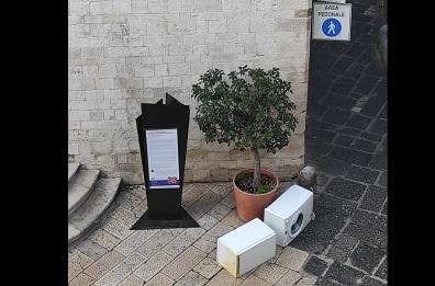 Bari, Leccese e la battaglia contro il degrado: «In piazza Odegitria un'opera di inciviltà»