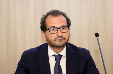 «Nel nostro ambulatorio non si fanno le file», il sottosegretario barese alla Salute Gemmato nella bufera. Schlein: si dimetta. Lui: esco dalla società