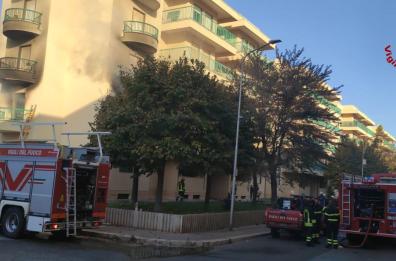 Paura ad Acquaviva delle Fonti, incendio in una palazzina, il fumo invade il primo piano: evacuata. Salvato anche un cagnolino