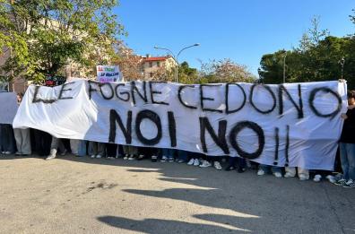 Andria, salta la fogna a scuola, liquami in vista: in piazza 800 studenti del Classico