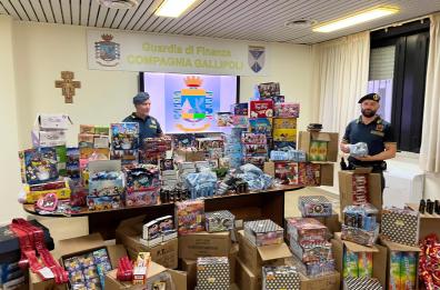 Gallipoli, GdF scopre commercio illegale di giocattoli e fuochi d'artificio: sequestrati oltre 100mila prodotti