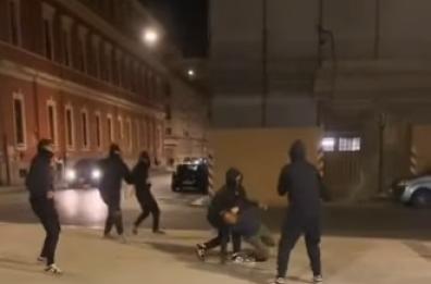 Bari, paura e delirio a Libertà: baby gang aggredisce migrante in piazza, indagini in corso
