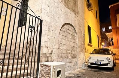 Sempre più degrado a Bari Vecchia, impazza la moda delle lavatrici abbandonate per strada