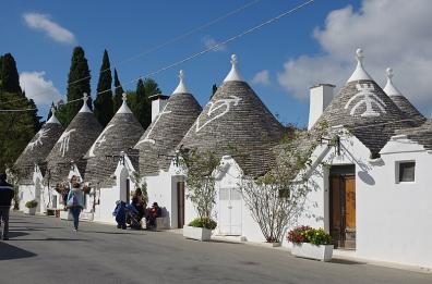 Ponte di Ognissanti 2024, nella top 30 delle destinazioni degli italiani c'è Alberobello