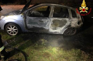 Gallipoli, in fiamme un'autovettura parcheggiata in un appezzamento agricolo
