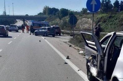 Lecce, scende dall'auto sulla tangenziale est e un furgone lo travolge: morto 47enne 