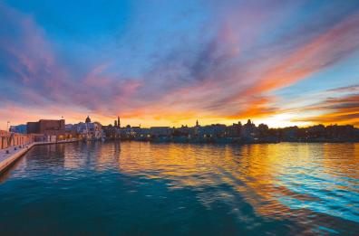 Ecco tutte le sfumature del tramonto d'autunno sul mare di Monopoli
