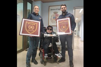 Foggia, 26enne ucraina con rara malattia regala due quadri alla polizia