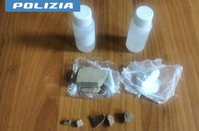 Taranto, vede i poliziotti e prova a scappare: aveva cocaina, eroina e metadone