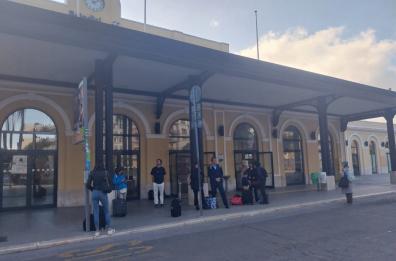 Brindisi, il bus Stp parte in anticipo dalla stazione: gruppo di turisti rischia di perdere l’aereo