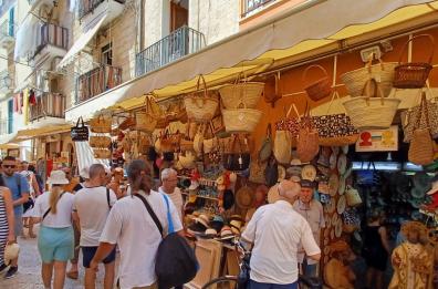 Sicurezza e turismo selvaggio a Bari vecchia, l'appello delle associazioni: «Un tavolo per i problemi del quartiere»