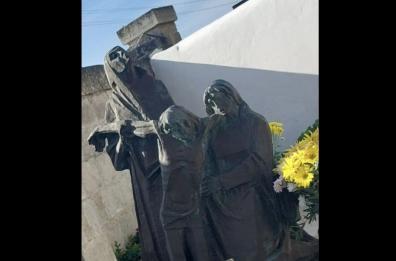 Monopoli, strano «colpo» al cimitero: statua di bronzo rubata e ritrovata