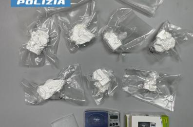 Taranto, ai domiciliari ma continuava a spacciare: cani antidroga trovano cocaina nella lavatrice