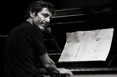 «Poesia, musica, memoria per esplorare le mie radici»:  Angelo Mellone in scena a Taranto