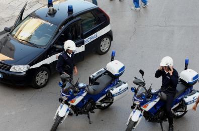 Barletta,  arriva il nuovo regolamento: la polizia locale sarà armata con spray e taser