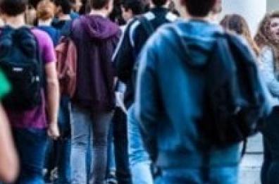 Lecce, 15enne porta a scuola 14 bombe carta: le aveva nascoste nello zaino. Fermato