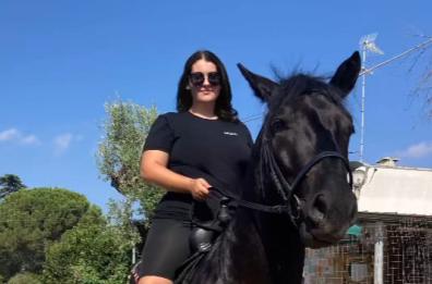 Oria, l'appello disperato di Francesca Saponaro: «Ridatemi il mio cavallo». Il web si mobilita per lei