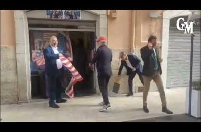 Bari, i «Pugliesi per Trump» stappano in centro per la vittoria del presidente Usa. E arriva anche qualche turista