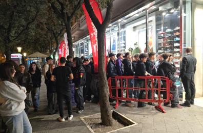 Bari, folla su Corso Cavour per l'evento con Dj TY1, Nerissima Serpe e Papa V. Il sindaco della notte: «Soddisfatto, nessun disordine»