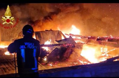 Pescoluse, a fuoco la struttura in legno del «Lido Giglio», indagini in corso